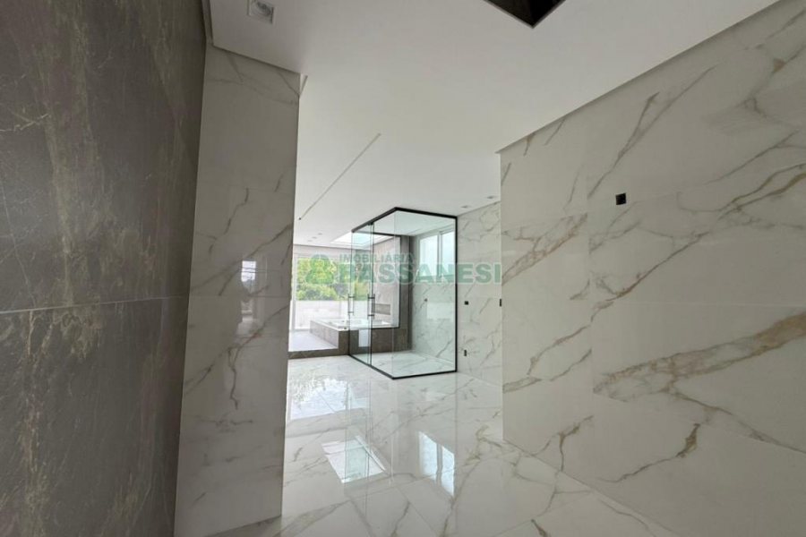 Casa com 673m², 4 dormitórios, 4 vagas, no bairro Nossa Senhora da Saúde em Caxias do Sul para Comprar