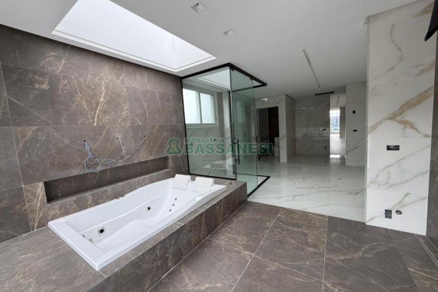 Casa com 673m², 4 dormitórios, 4 vagas, no bairro Nossa Senhora da Saúde em Caxias do Sul para Comprar