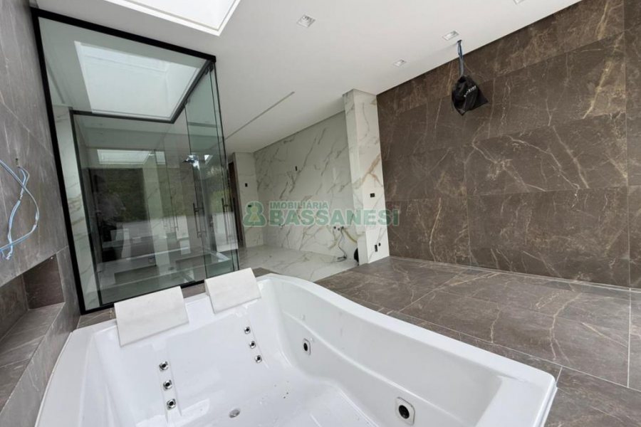Casa com 673m², 4 dormitórios, 4 vagas, no bairro Nossa Senhora da Saúde em Caxias do Sul para Comprar