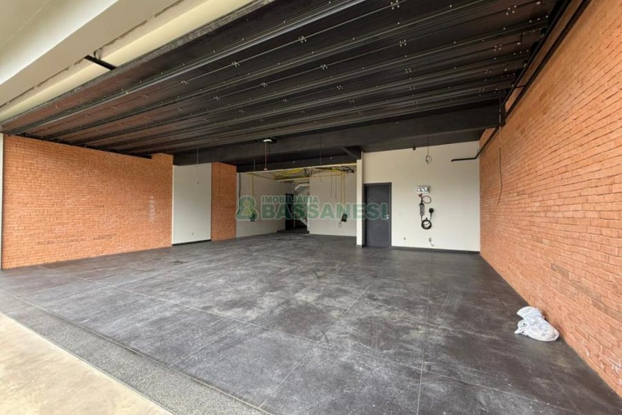 Casa com 673m², 4 dormitórios, 4 vagas, no bairro Nossa Senhora da Saúde em Caxias do Sul para Comprar