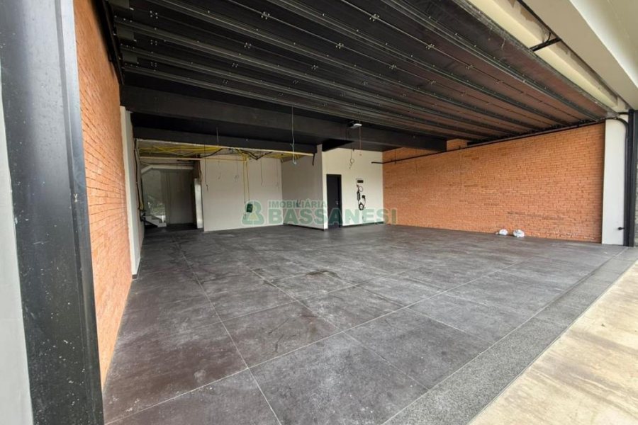 Casa com 673m², 4 dormitórios, 4 vagas, no bairro Nossa Senhora da Saúde em Caxias do Sul para Comprar