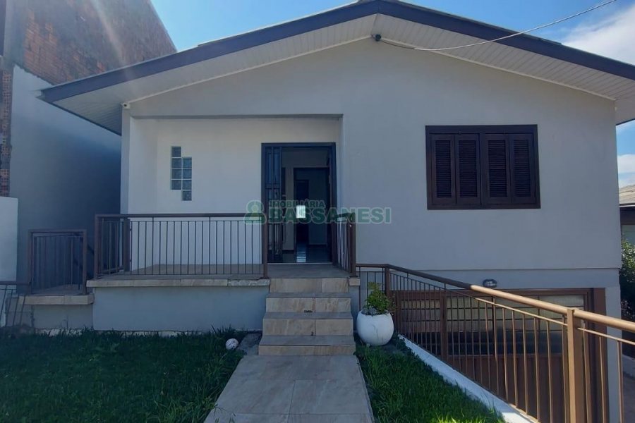 Casa com 263m², 3 dormitórios, 2 vagas, no bairro Charqueadas em Caxias do Sul para Alugar
