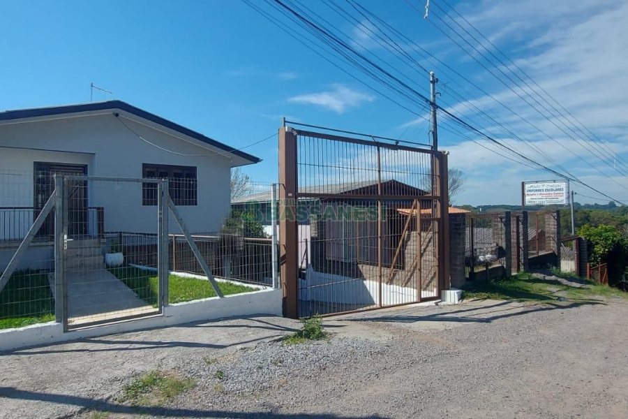 Casa com 263m², 3 dormitórios, 2 vagas, no bairro Charqueadas em Caxias do Sul para Alugar