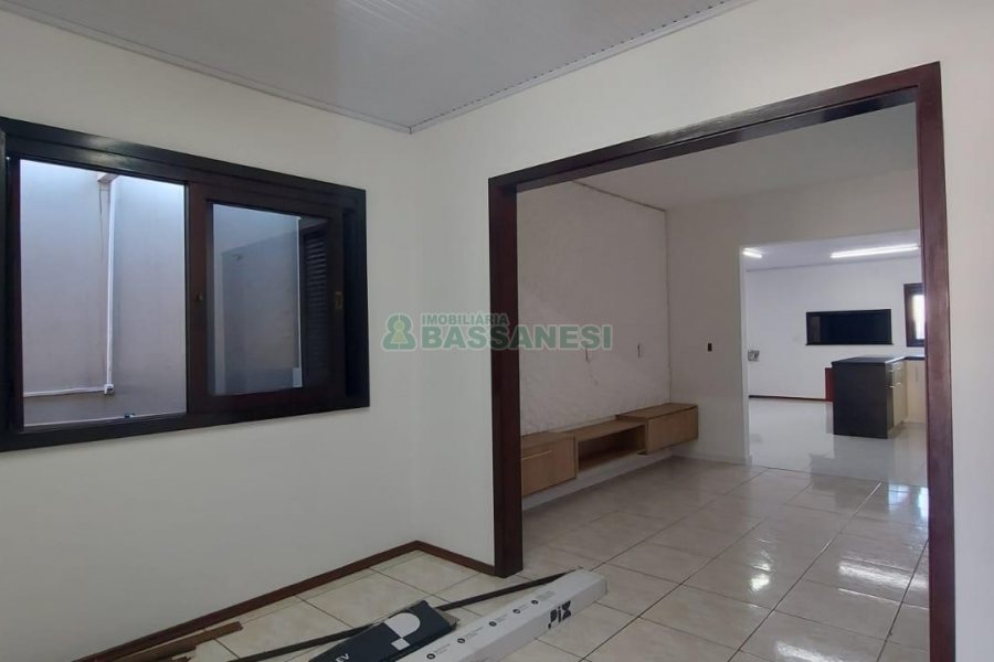 Casa com 263m², 3 dormitórios, 2 vagas, no bairro Charqueadas em Caxias do Sul para Alugar