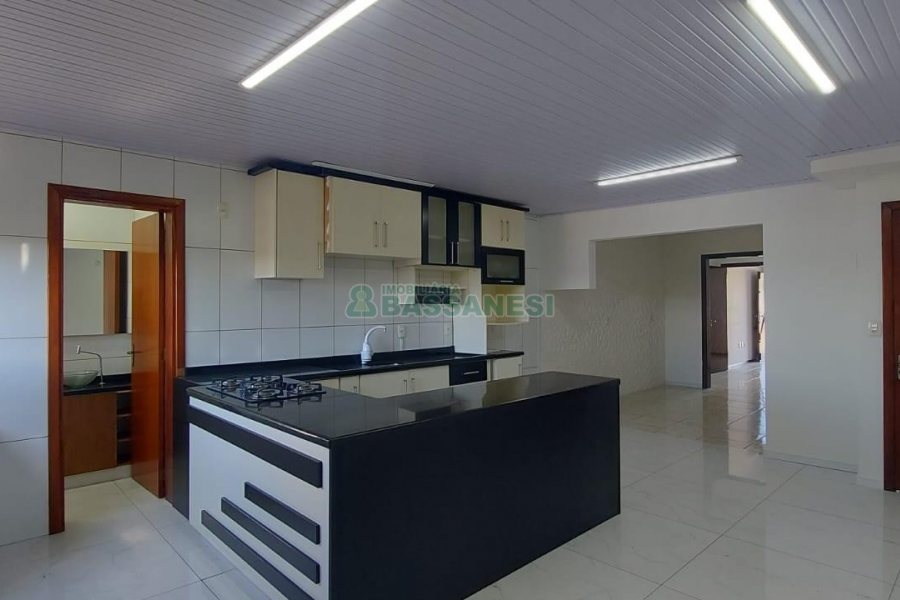 Casa com 263m², 3 dormitórios, 2 vagas, no bairro Charqueadas em Caxias do Sul para Alugar
