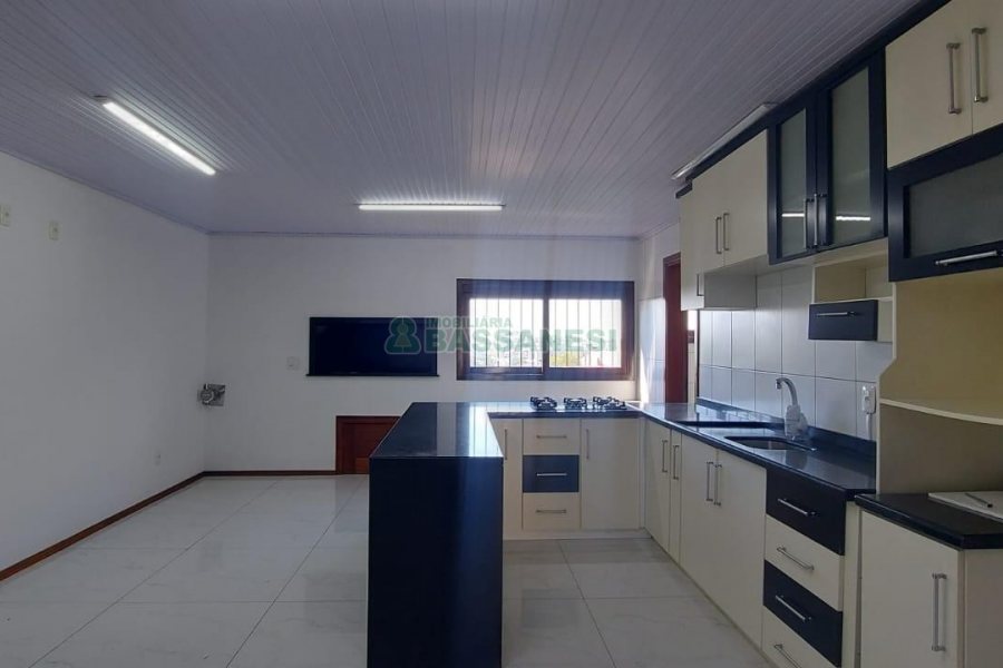 Casa com 263m², 3 dormitórios, 2 vagas, no bairro Charqueadas em Caxias do Sul para Alugar