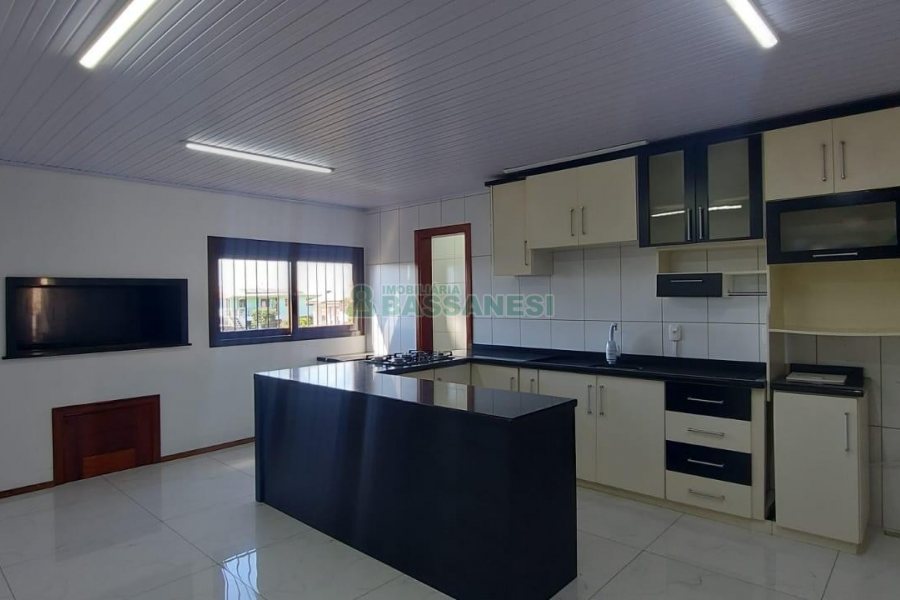 Casa com 263m², 3 dormitórios, 2 vagas, no bairro Charqueadas em Caxias do Sul para Alugar