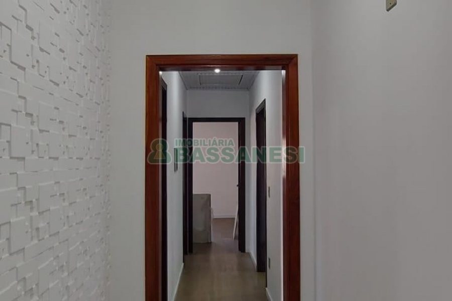 Casa com 263m², 3 dormitórios, 2 vagas, no bairro Charqueadas em Caxias do Sul para Alugar