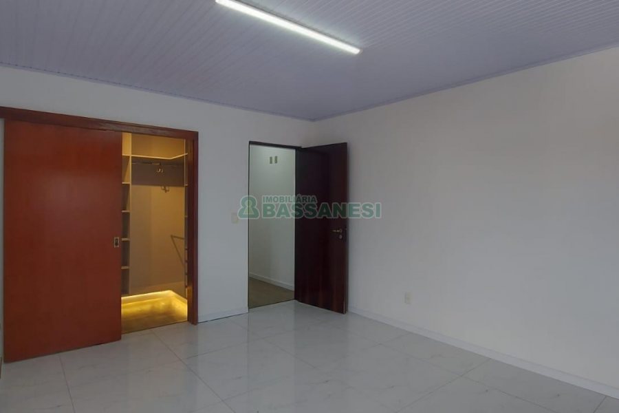 Casa com 263m², 3 dormitórios, 2 vagas, no bairro Charqueadas em Caxias do Sul para Alugar