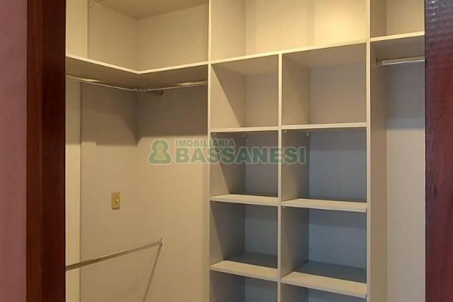 Casa com 263m², 3 dormitórios, 2 vagas, no bairro Charqueadas em Caxias do Sul para Alugar