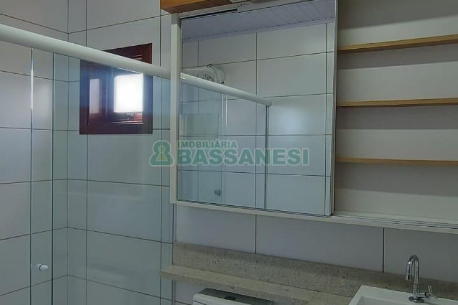 Casa com 263m², 3 dormitórios, 2 vagas, no bairro Charqueadas em Caxias do Sul para Alugar