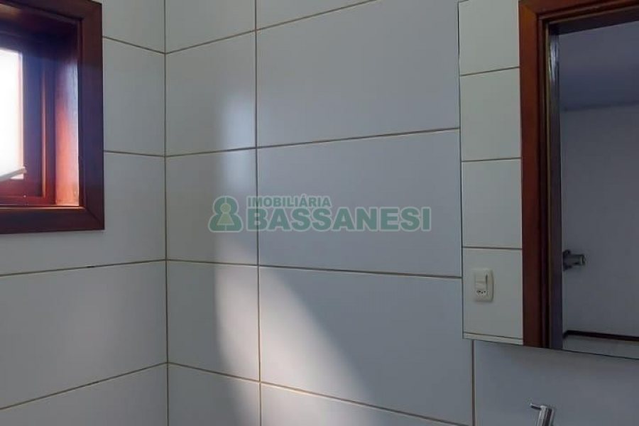 Casa com 263m², 3 dormitórios, 2 vagas, no bairro Charqueadas em Caxias do Sul para Alugar