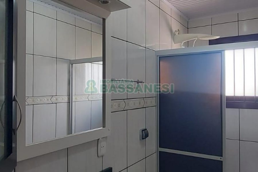 Casa com 263m², 3 dormitórios, 2 vagas, no bairro Charqueadas em Caxias do Sul para Alugar