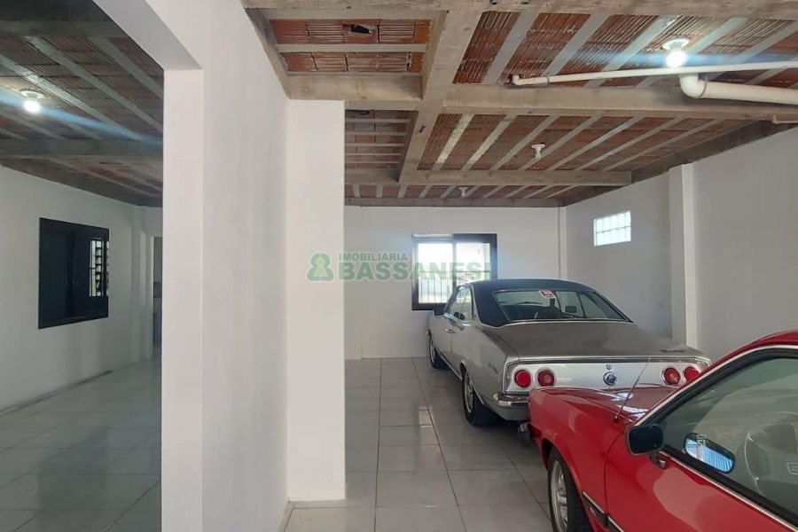 Casa com 263m², 3 dormitórios, 2 vagas, no bairro Charqueadas em Caxias do Sul para Alugar