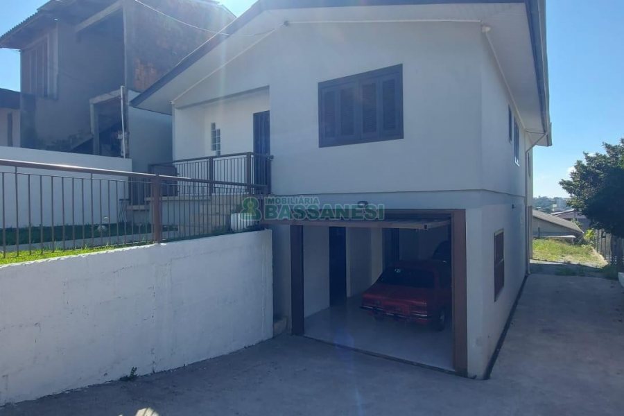 Casa com 263m², 3 dormitórios, 2 vagas, no bairro Charqueadas em Caxias do Sul para Alugar