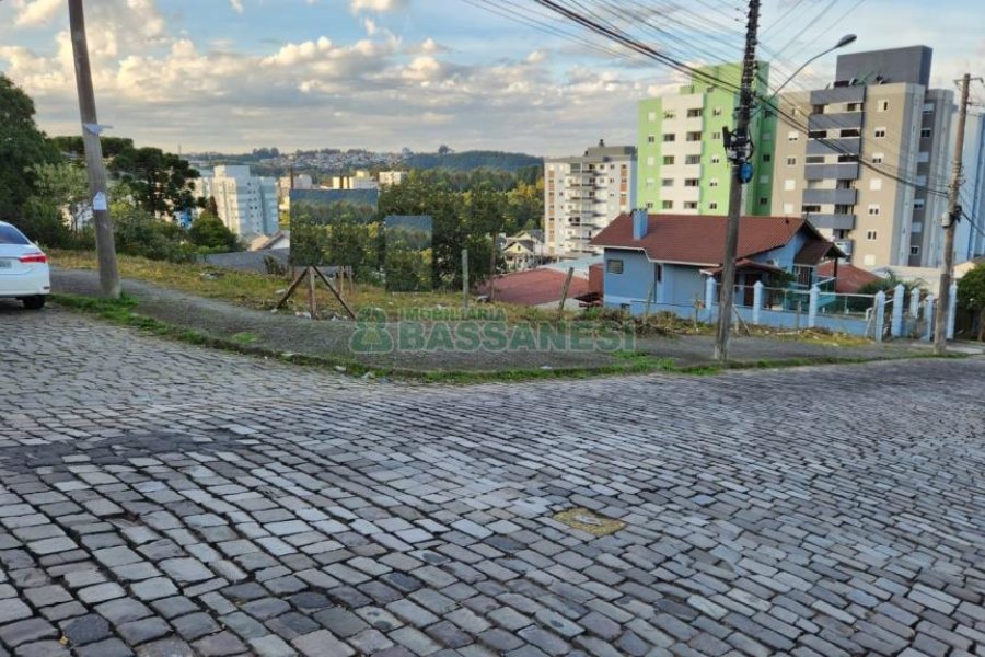 Terreno com 768m², no bairro Diamantino em Caxias do Sul para Comprar