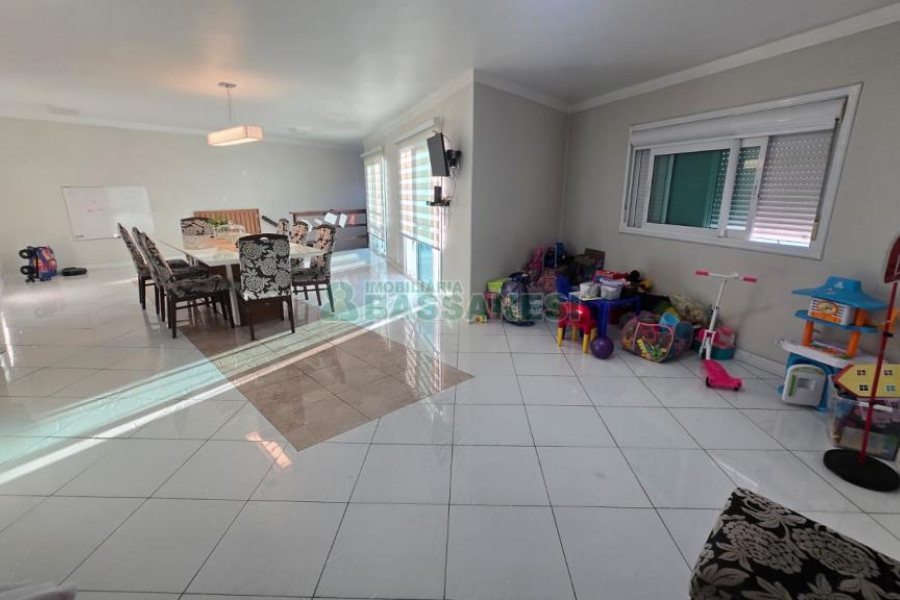 Predio com 422m², 6 vagas, no bairro São Leopoldo em Caxias do Sul para Comprar