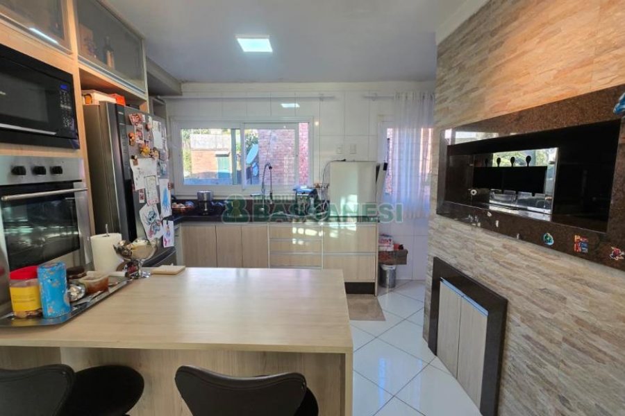 Predio com 422m², 6 vagas, no bairro São Leopoldo em Caxias do Sul para Comprar