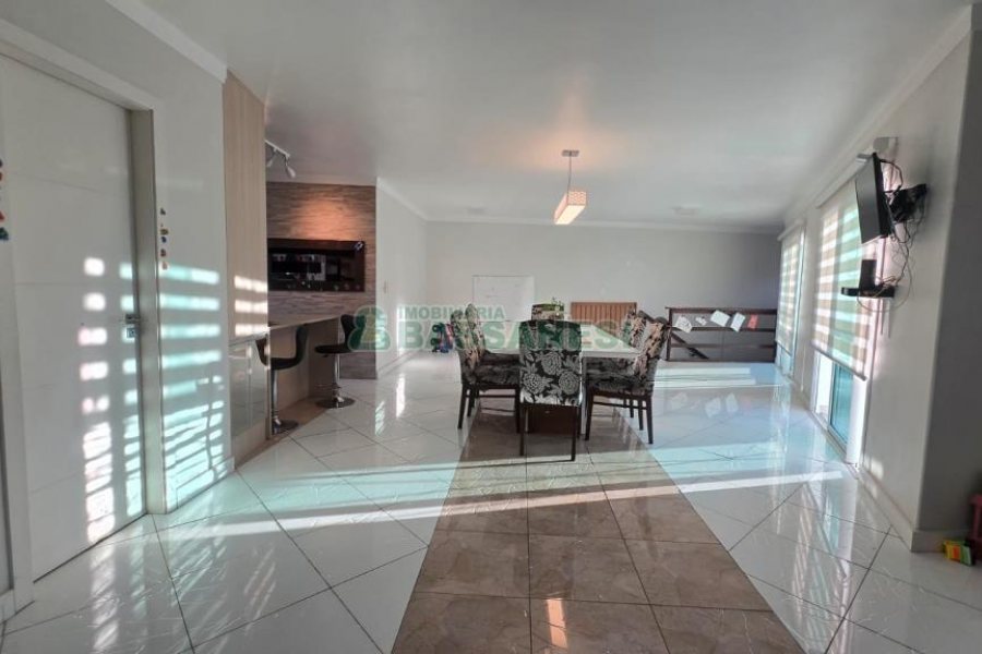 Predio com 422m², 6 vagas, no bairro São Leopoldo em Caxias do Sul para Comprar