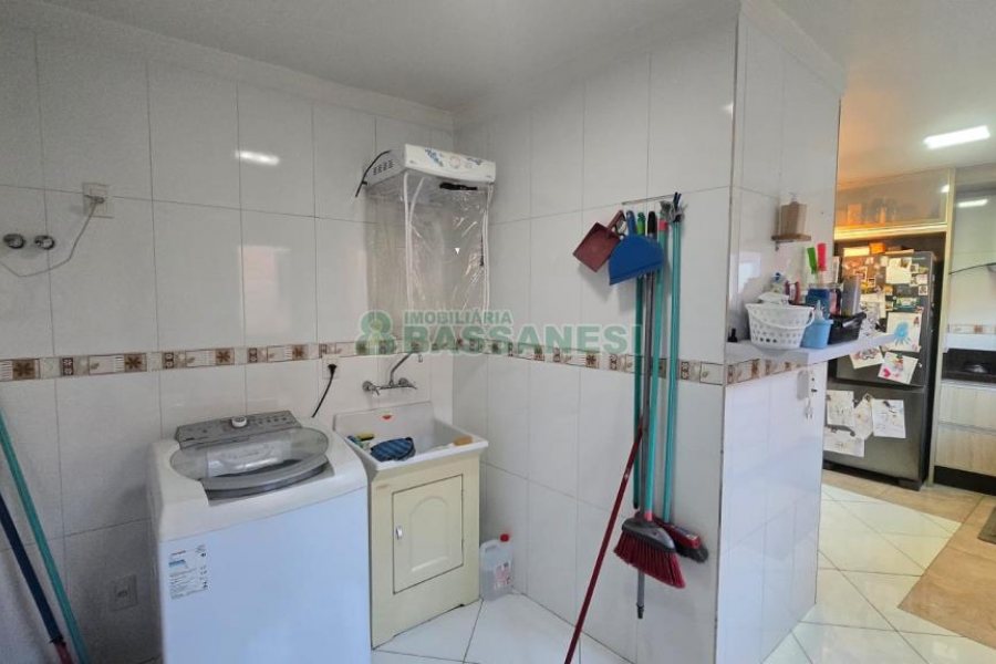 Predio com 422m², 6 vagas, no bairro São Leopoldo em Caxias do Sul para Comprar