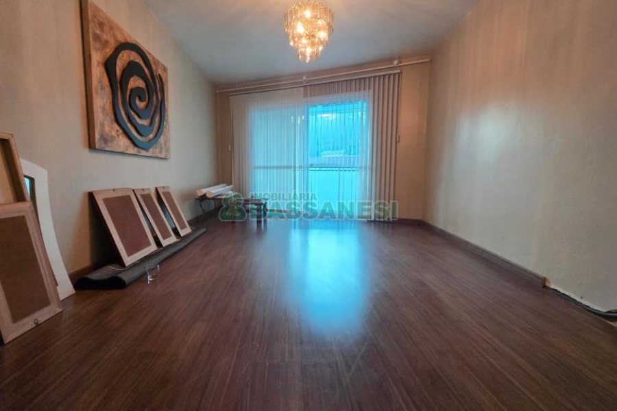 Predio com 422m², 6 vagas, no bairro São Leopoldo em Caxias do Sul para Comprar