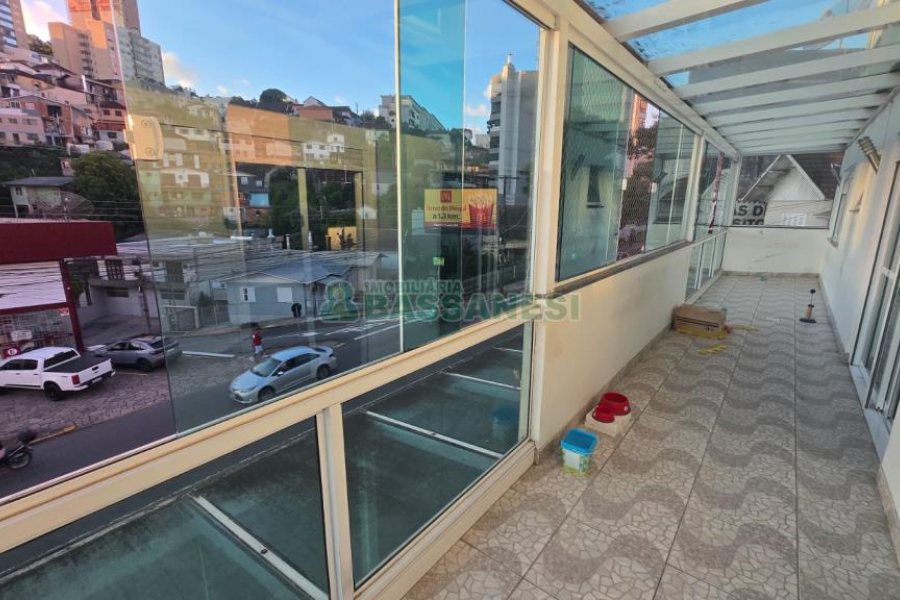 Predio com 422m², 6 vagas, no bairro São Leopoldo em Caxias do Sul para Comprar