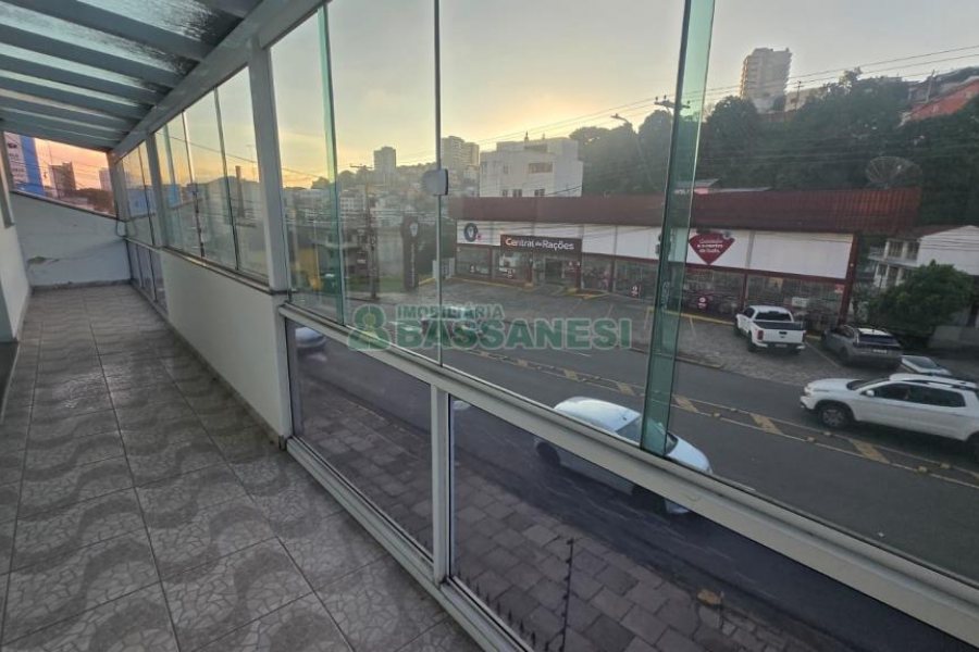 Predio com 422m², 6 vagas, no bairro São Leopoldo em Caxias do Sul para Comprar