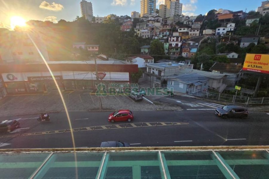 Predio com 422m², 6 vagas, no bairro São Leopoldo em Caxias do Sul para Comprar