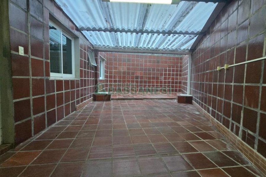 Predio com 422m², 6 vagas, no bairro São Leopoldo em Caxias do Sul para Comprar