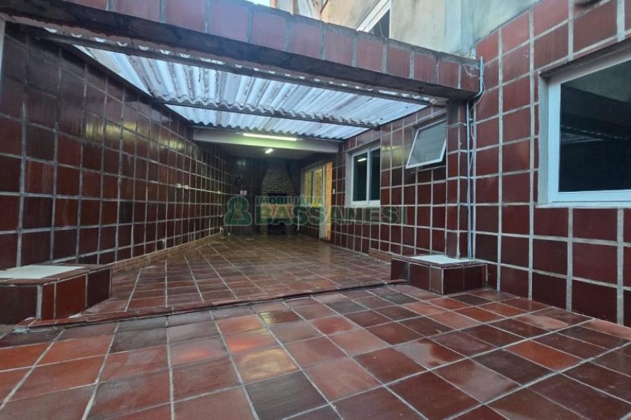 Predio com 422m², 6 vagas, no bairro São Leopoldo em Caxias do Sul para Comprar