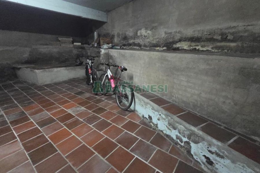 Predio com 422m², 6 vagas, no bairro São Leopoldo em Caxias do Sul para Comprar