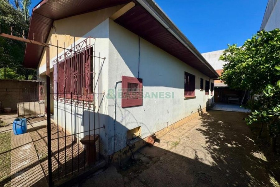 Casa com 314m², 3 dormitórios, 2 vagas, no bairro Cinqüentenário em Caxias do Sul para Alugar