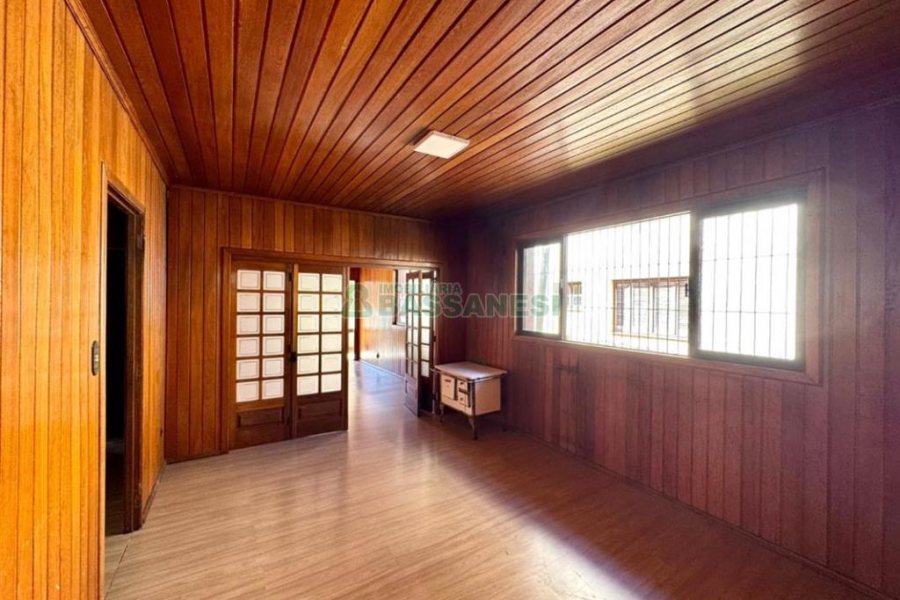 Casa com 314m², 3 dormitórios, 2 vagas, no bairro Cinqüentenário em Caxias do Sul para Alugar