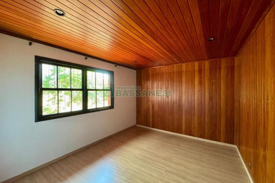 Casa com 314m², 3 dormitórios, 2 vagas, no bairro Cinqüentenário em Caxias do Sul para Alugar