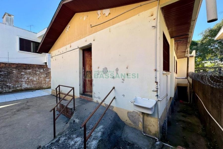Casa com 314m², 3 dormitórios, 2 vagas, no bairro Cinqüentenário em Caxias do Sul para Alugar