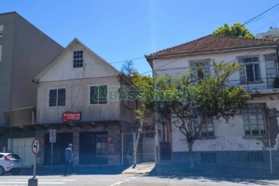 Casa com 148m², 3 dormitórios, 1 vaga, no bairro Rio Branco em Caxias do Sul para Comprar