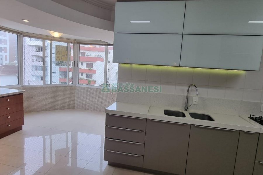 Apartamento com 179m², 3 dormitórios, 3 vagas, no bairro Exposição em Caxias do Sul para Comprar