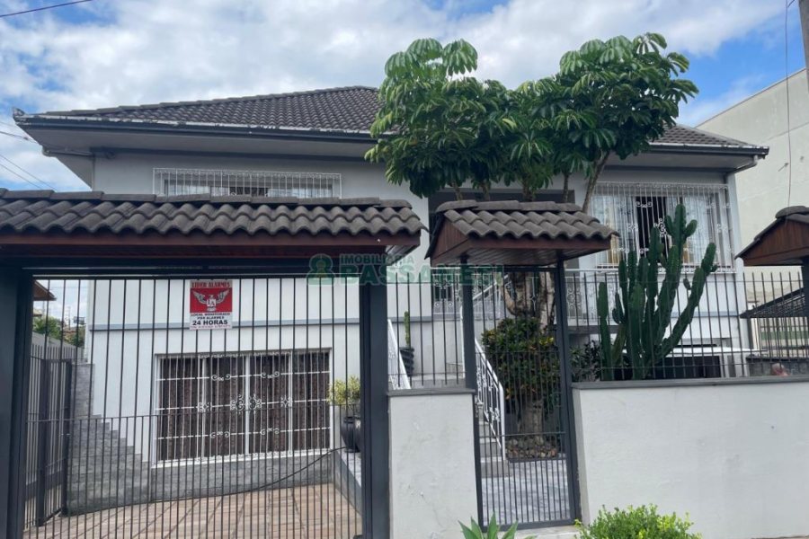 Casa com 250m², 4 dormitórios, 3 vagas, no bairro Nossa Senhora de Lourdes em Caxias do Sul para Comprar