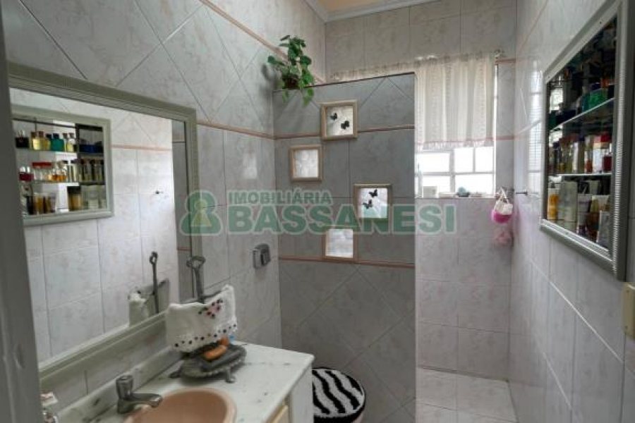 Casa com 250m², 4 dormitórios, 3 vagas, no bairro Nossa Senhora de Lourdes em Caxias do Sul para Comprar