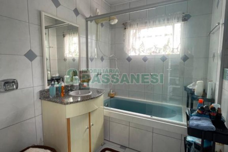 Casa com 250m², 4 dormitórios, 3 vagas, no bairro Nossa Senhora de Lourdes em Caxias do Sul para Comprar