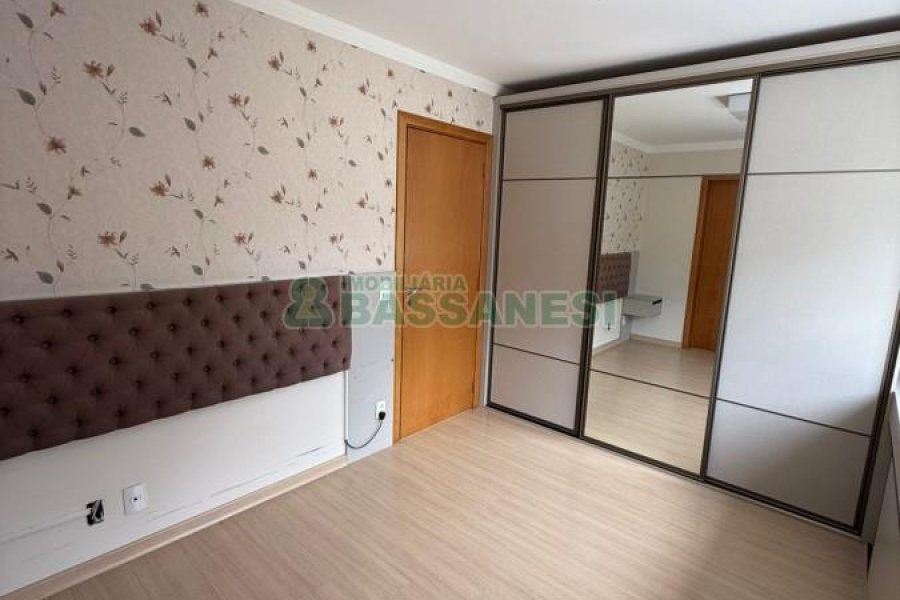 Apartamento com 70m², 2 dormitórios, 2 vagas, no bairro Madureira em Caxias do Sul para Comprar