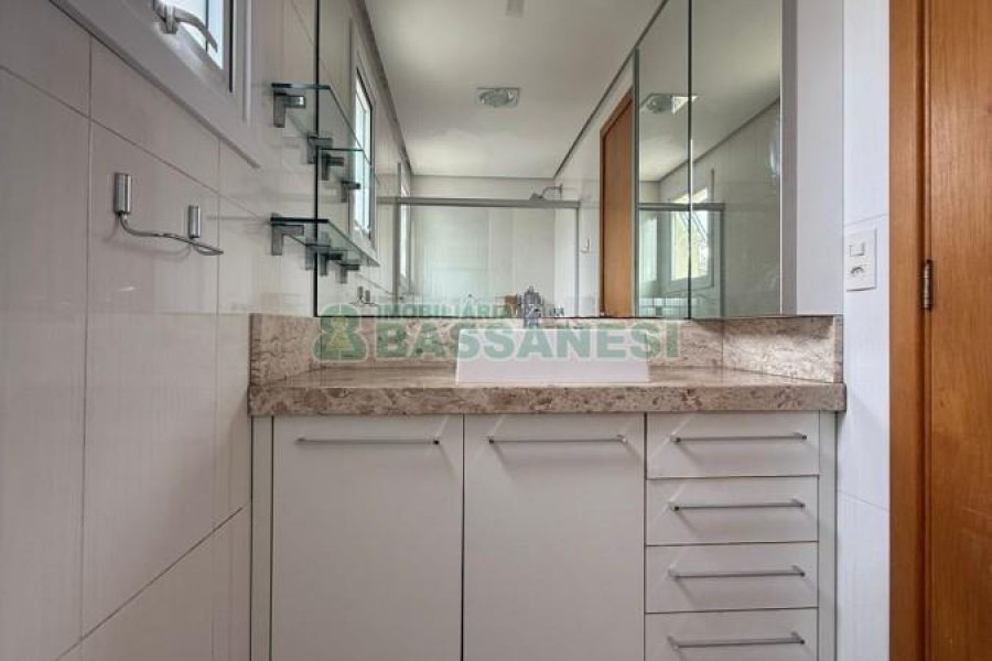 Apartamento com 70m², 2 dormitórios, 2 vagas, no bairro Madureira em Caxias do Sul para Comprar