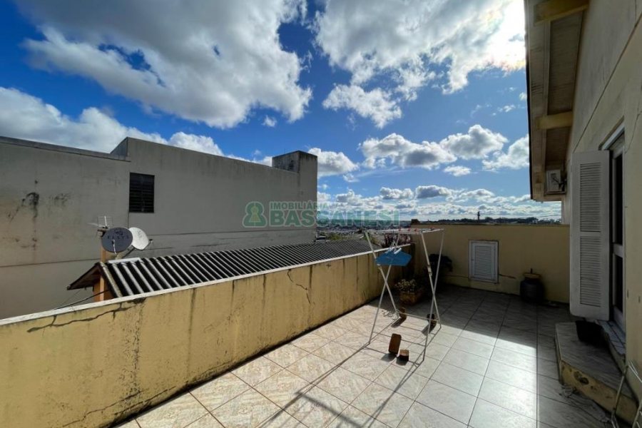 Casa com 180m², 3 dormitórios, 2 vagas, no bairro Fatima em Caxias do Sul para Alugar