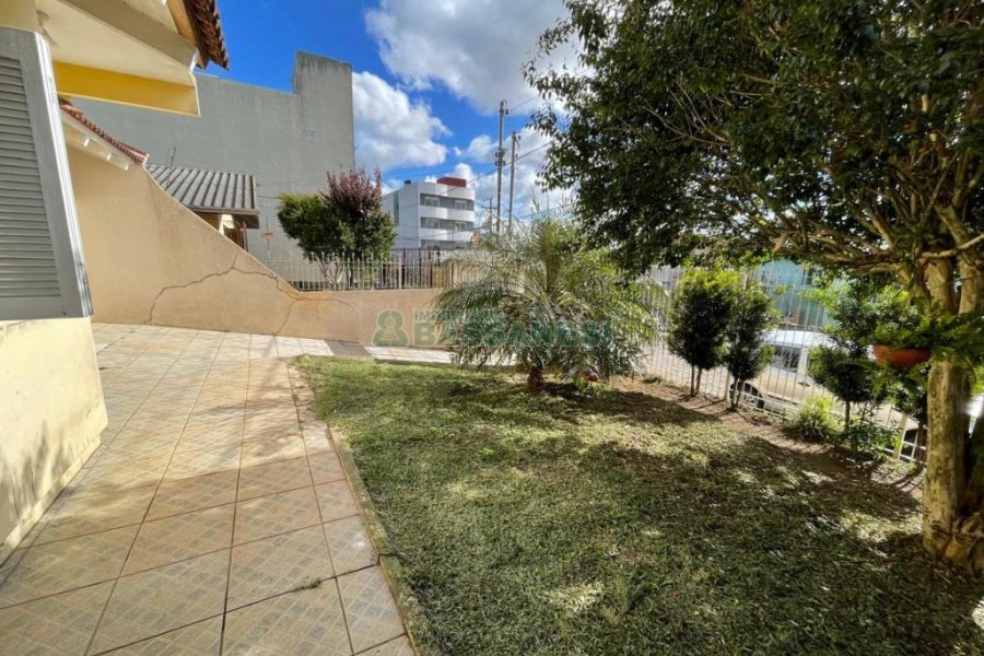 Casa com 180m², 3 dormitórios, 2 vagas, no bairro Fatima em Caxias do Sul para Alugar