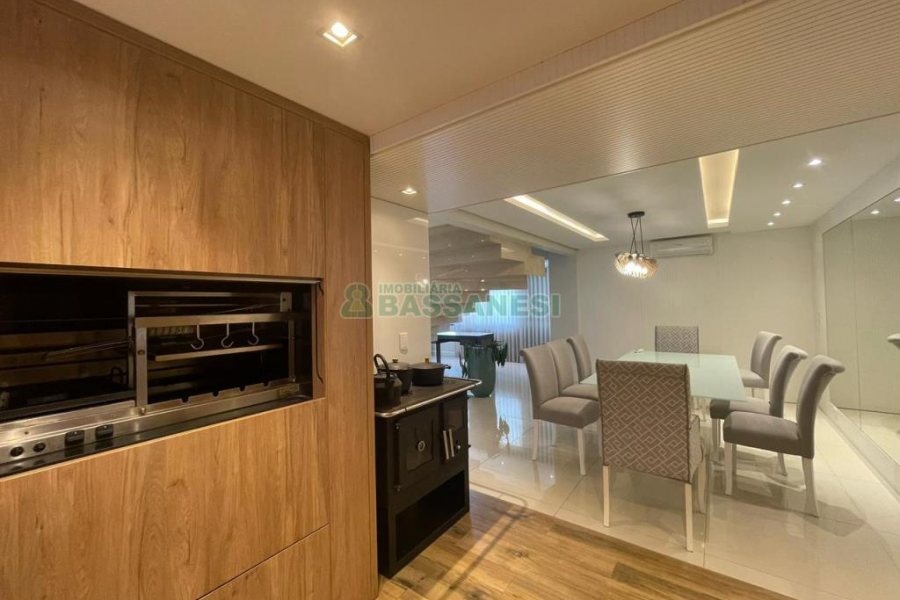 Apartamento com 170m², 3 dormitórios, 2 vagas, no bairro Centro em Caxias do Sul para Comprar