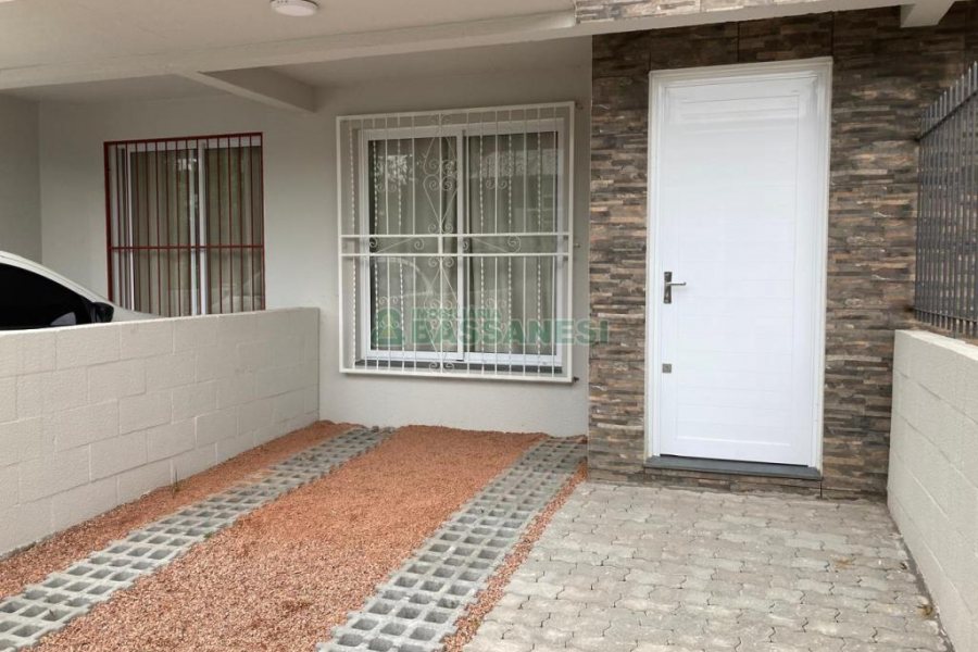 Sobrado com 70m², 2 dormitórios, 1 vaga, no bairro Villagio Iguatemi em Caxias do Sul para Alugar