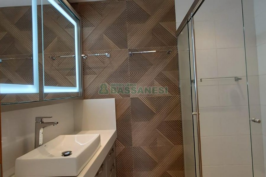 Apto Mobiliado com 67m², 2 dormitórios, 1 vaga, no bairro Centro em Caxias do Sul para Alugar