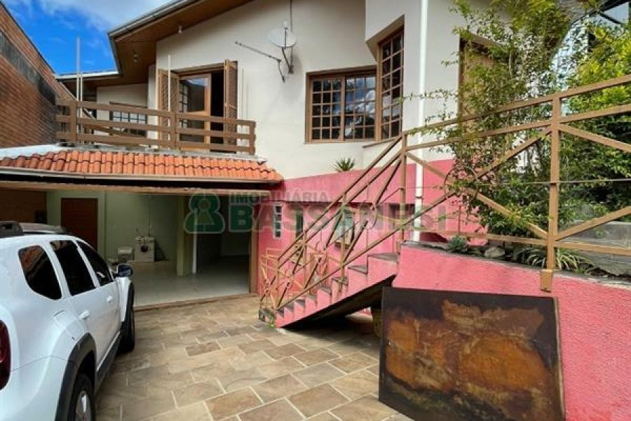 Casa com 208m², 5 dormitórios, 3 vagas, no bairro Santa Catarina em Caxias do Sul para Comprar