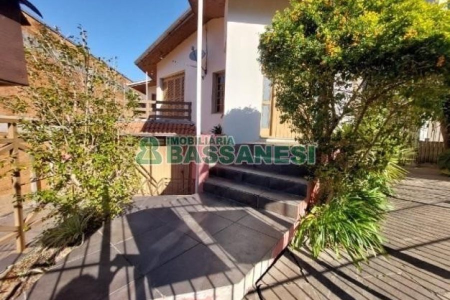 Casa com 208m², 5 dormitórios, 3 vagas, no bairro Santa Catarina em Caxias do Sul para Comprar