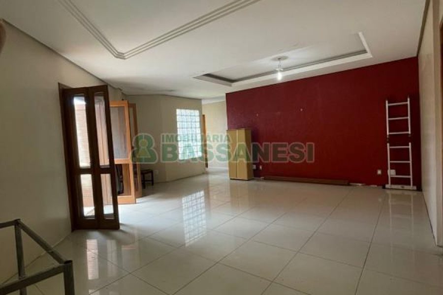 Casa com 208m², 5 dormitórios, 3 vagas, no bairro Santa Catarina em Caxias do Sul para Comprar